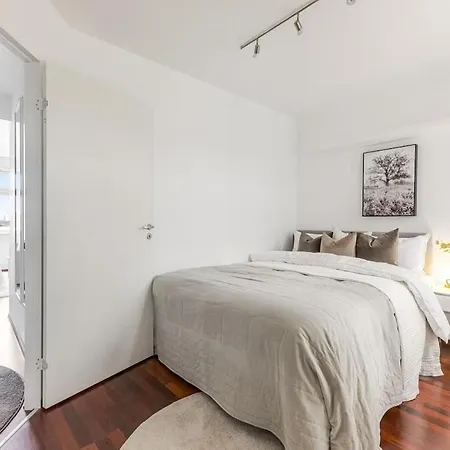 Charming In Sandviken With A View Апартаменты