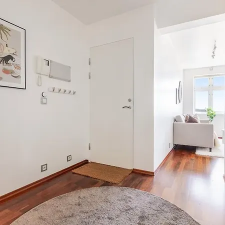Charming In Sandviken With A View Апартаменты *
